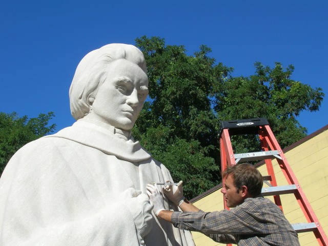 2.3.4 Noah Webster, Korczak Ziolkowski, 1932, West Hartford, CT.  Injecting cracks in Tennessee limestone.