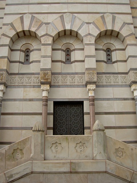 6.6.3. Bronze Doors, Scroll and Key Tomb, Richard Morris Hunt, 1901, Yale.