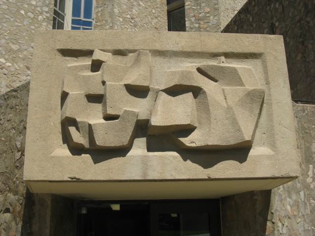 6.8.1 Costantino Nivola, 1962, Stiles College, Yale University.  Saarinen courtyard entry relief sculpture.