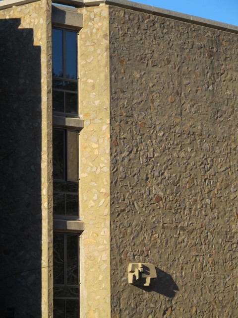 9.1.13 Costantino Nivola, 1962, Morse College, Yale University. Site specific sculpture with Eero Saarinen architecture.